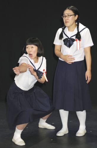単独ライブの取材会に登場した「たんぽぽ」の川村エミコ（左）と白鳥久美子