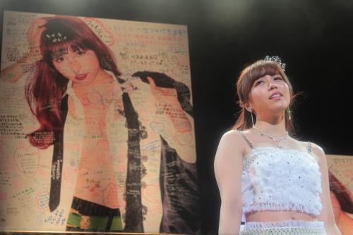 ソロデビューシングル「まさか」発売記念ライブで、ファンが寄せ書きした巨大パネルを背に感極まった表情を見せる河西智美