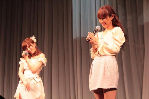 ソロデビューシングル「まさか」発売記念ライブで、梅田彩佳からのビデオメッセージに目頭を抑える河西智美（左）と元「ＳＤＮ４８」の大堀恵