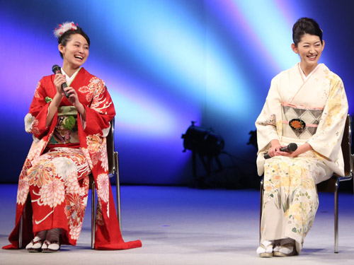 「きものクイーンコンテスト２０１３」にゲスト審査員として出席した吉本実憂（左）と佐藤藍子