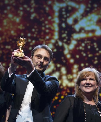 第６３回ベルリン国際映画祭で金熊賞に輝いたルーマニア映画「チャイルズ・ポーズ」のカリン・ペーター・ネッツァー監督（左）