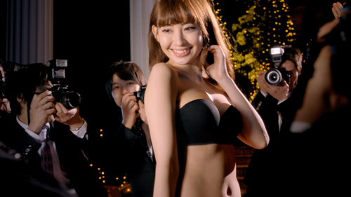 【画像・写真】こじはる　パーティーでドレスがスルリ…窮地を救ったのは