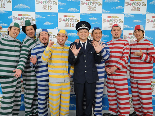 関西テレビ「シャバタバの空に」の収録に参加し、仕事復帰した千鳥のノブ（左から５人目）