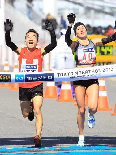＜東京マラソン２０１３＞猫ひろしは女子８位のスタラボイタワと競り合ってゴール