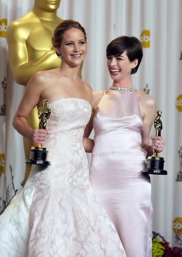 アカデミー賞主演女優賞のジェニファー・ローレンス（左）と助演女優賞のアン・ハサウェイ