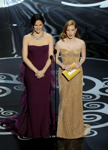 アカデミー賞授賞式に登場したジェシカ・チャステイン（右）とジェニファー・ガーナー