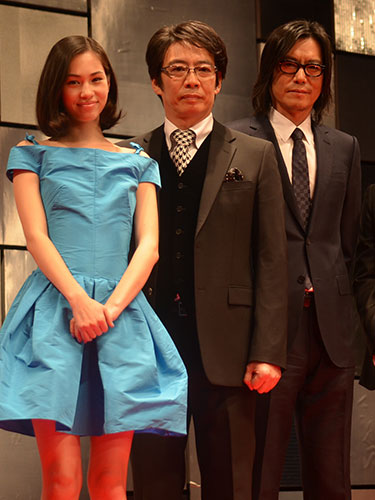 映画「プラチナデーの完成披露試写会で舞台あいさつした（左から）水原希子、生瀬勝久、豊川悦司