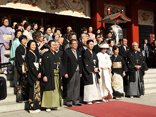 尾上菊之助と瓔子さんの挙式が行われ、両家が写真撮影。前列左から富司純子と尾上菊五郎、後列左は寺島しのぶ夫妻。前列右は瓔子さんの父・中村吉右衛門