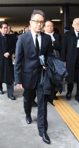 【画像・写真】剛力彩芽　亜門マジックで本の中から登場「魔女みたい」