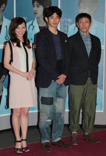 ＮＨＫドラマ「極北ラプソディ」完成試写会に登場した（左から）加藤あい、瑛太、小林薫