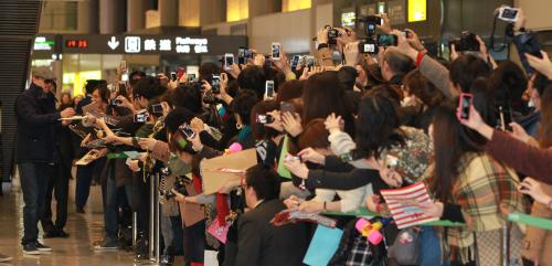 成田空港に到着、待ち受けた１５０人のファンにサインするレオナルド・ディカプリオ
