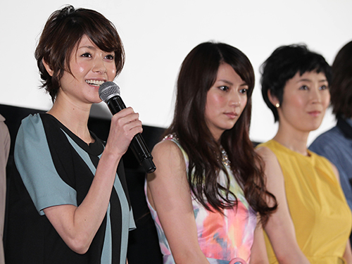 舞台あいさつする（左から）真木よう子、柴咲コウ、寺島しのぶ