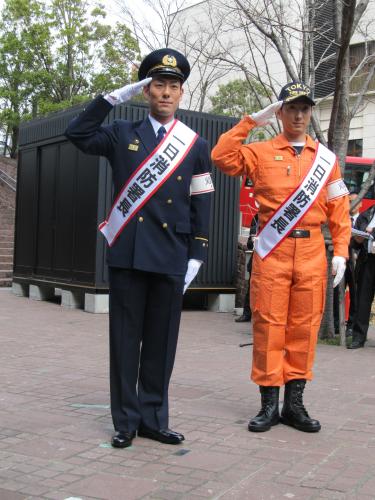 赤坂消防署の一日消防署長を務めた中村勘九郎（左）七之助