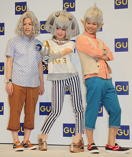 「ジーユー」新ロゴ、新キャラクター発表会に出席した（左から）又吉直樹、きゃりーぱみゅぱみゅ、綾部祐二
