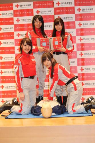心肺蘇生法を体験したＡＫＢ４８（前列左から）藤江れいな、大場美奈（後列左から）中村麻里子、小嶋菜月