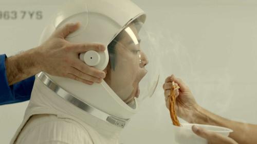 「日清焼そばＵ．Ｆ．Ｏ．」の新ＣＭで宇宙飛行士に扮し、コミカルな演技を披露する桐谷健太