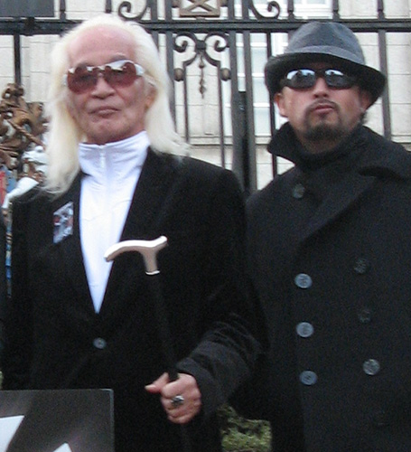 ２０１０年１２月、内田裕也（左）とともに「ニューイヤーズ・ワールドロックフェスティバル」をＰＲするＨＩＲＯ