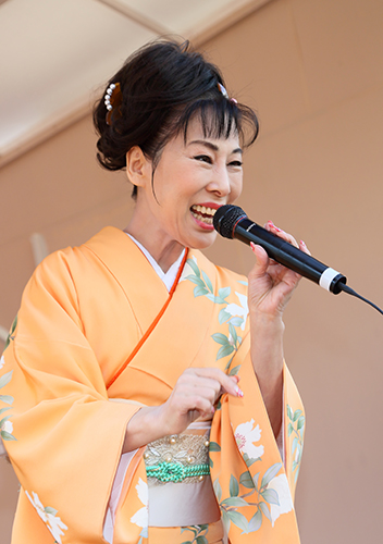 【画像・写真】原田悠里　満開の梅の下、湯島天神で新曲ヒット祈願＆ミニライブ