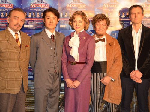 開演前に会見した（左から）横内正、森宮隆、夏樹陽子、小松政夫、演出家のジェイスン・アーカリ氏