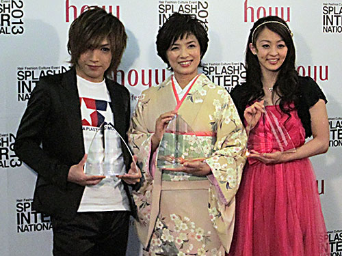 「ヘア・カラーリング・アワード」を受賞した、左から、「ゴールデンボンバー」鬼龍院翔、榊原郁恵、田中理恵選手