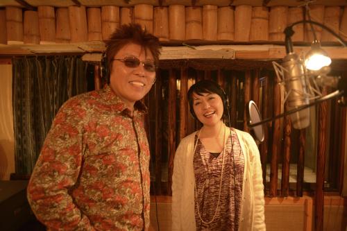 福島県富岡町の復興応援ソング「桜舞う町で」をレコーディングする普天間かおり（右）と村井敏朗