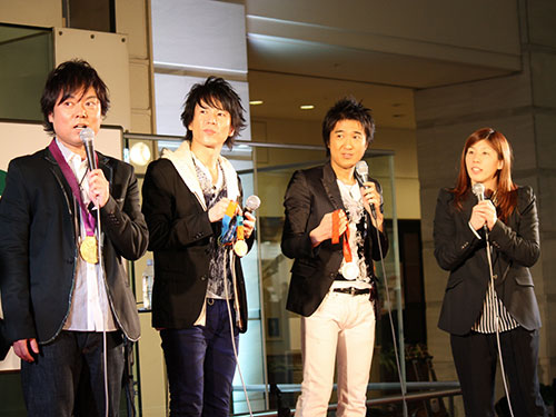 吉田沙保里が獲得した五輪３大会分の金メダルを客席に見せるＤＥＥＮ（左から）山根公路、田川伸治、池森秀一