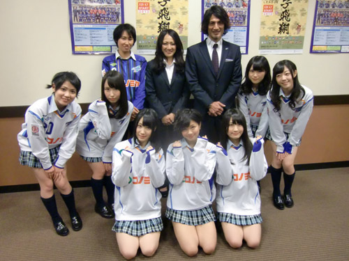 スペシャルサポーターに就任し、笑顔を見せるＮＭＢ４８のメンバーと、大阪高槻の（後列左から）奥田亜希子、丸山桂里奈、本並健治監督
