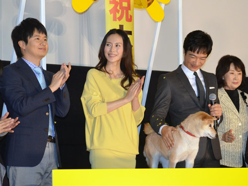 映画「ひまわりと子犬の７日間」初日舞台あいさつに出席した（左から）「オードリー」若林正恭、中谷美紀、堺雅人、吉行和子