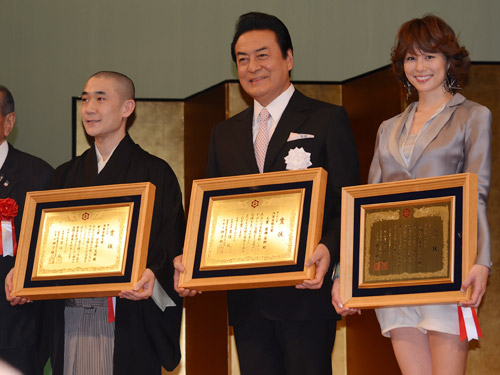 【画像・写真】米倉涼子　浅草芸能大賞奨励賞「２番くらいを目指して…」