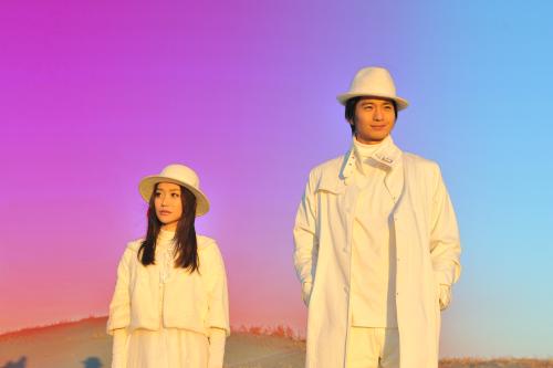 今秋公開の映画「ＳＰＥＣ～結～」に出演する向井理と大島優子。白装束に身を包む謎の男女を演じる