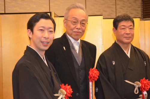 芸術選奨贈呈式に出席した（左から）古今亭菊之丞、大衆芸能で大臣賞の谷村新司と柳家さん喬