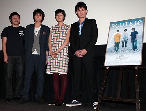 映画「ＲＯＵＴＥ４２」初日舞台あいさつに登場した（左から）瀬木直貴監督、武田航平、菊池亜希子、高岡蒼佑