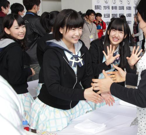 握手会に臨んだＨＫＴ４８の（左から）宮脇咲良、朝長美桜、田島芽瑠