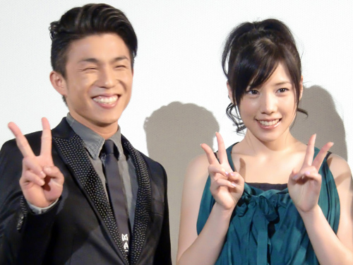 映画「時をかける少女」舞台あいさつで笑顔を見せる中尾明慶と仲里依紗（２０１０年３月）