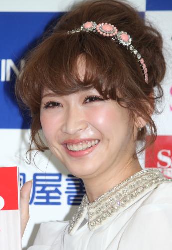 ファッション本「Ｓａｅｋｏ　Ｓｎａｐ！」（宝島社）出版記念イベントでカメラマンの呼びかけに笑顔を見せる紗栄子