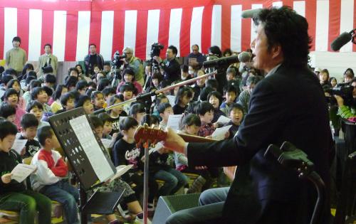 【画像・写真】中村雅俊　統合小学校のため新しい校歌作曲、児童らとお披露目　