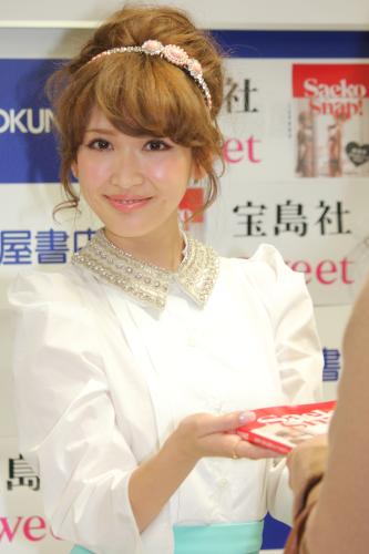 ファッション本「Ｓａｅｋｏ　Ｓｎａｐ！」（宝島社）出版を記念しファンとの握手会を行った紗栄子