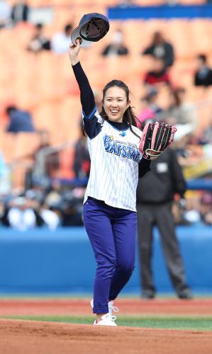 【画像・写真】高畑アナ　ＤｅＮＡ・山口直伝秘球「ズバッ」？始球式