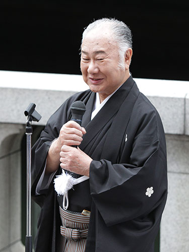 【画像・写真】坂田藤十郎が巨人開幕戦、高梨沙羅が２戦目の始球式