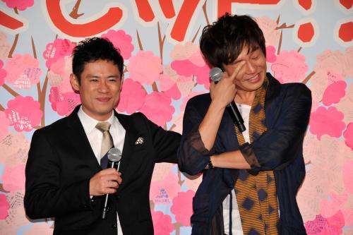内村監督からの手紙に男泣きする小出恵介、左は伊藤淳史