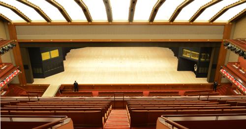 内覧会で公開された歌舞伎座の真新しいひのきの舞台