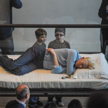 ｔ スウィントン ガラス張りのケースの中で眠る奇想天外なショーを開催 スポニチ Sponichi Annex 芸能
