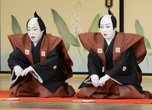 御園座の最終公演となる「三月大歌舞伎」の千秋楽で、襲名披露の口上を述べる市川猿之助（右）と市川中車