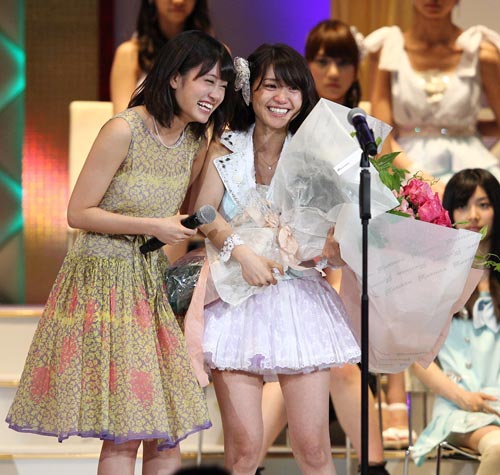 第４回選抜総選挙で、前田敦子（左）と笑顔を見せる１位に返り咲いた大島優子