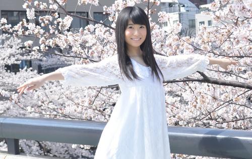東京・目黒川で満開の桜をバックにピーターパンポーズを取る唯月ふうか