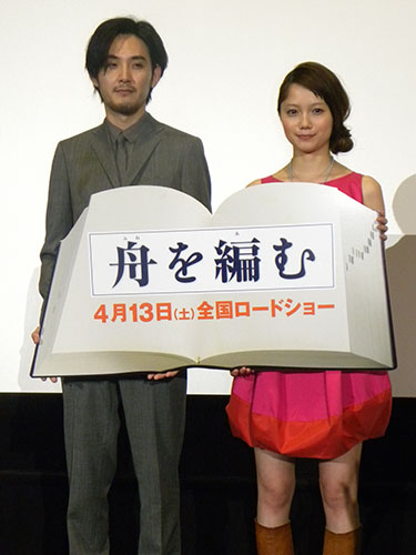 大阪市内で舞台あいさつした松田龍平（左）と宮崎あおい