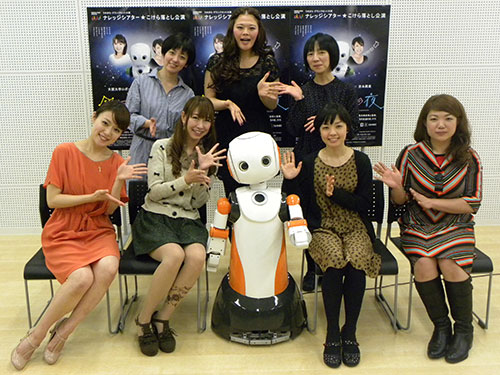 人形ロボット「ロボビー」と共演する愛純もえり（前列左）、桜　稲垣早希（前列左から２人目）ら