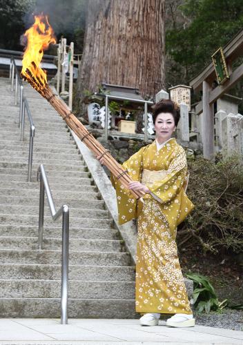京都・鞍馬の由岐神社で新曲ヒット祈願を行った大月みやこ。同地で開かれる「鞍馬の火祭り」のたいまつを持つ
