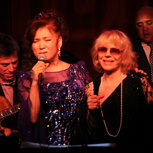 ヘレン・メリル（右）と一緒にステージに上がり熱唱する八代亜紀