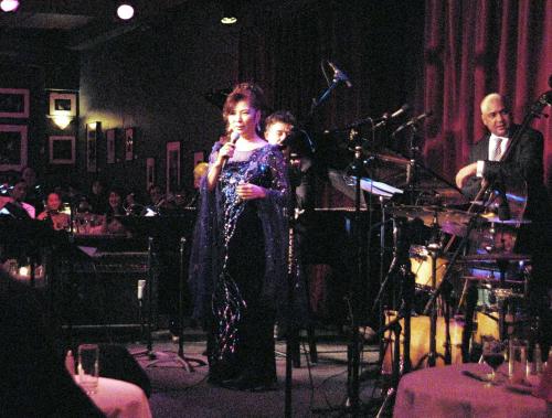 米ニューヨークの名門ジャズクラブ「バードランド」での初ライブで熱唱する八代亜紀（中央）